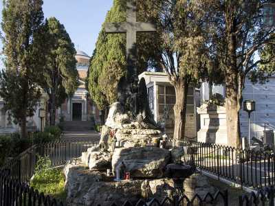 Ritorniamo sul viale principale, dove al centro si trova una grande scultura bronzea posta su un blocco di pietre poste a gradoni: si tratta della Croce con angelo dolente 